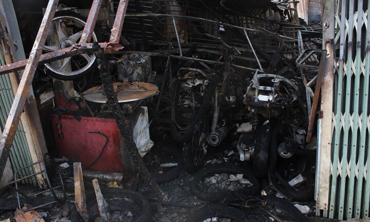 Clip: Tiệm sửa xe máy bị thiêu rụi, chủ tiệm bị bỏng nặng