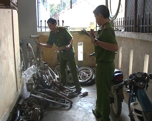 Phát hiện cơ sở “xẻ thịt” phụ tùng xe mô tô lậu