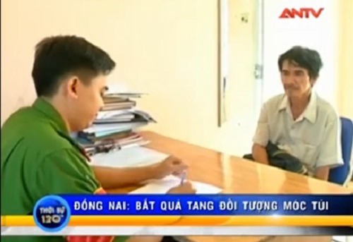 Video: Bắt đối tượng ngang nhiên lên xe bus móc túi