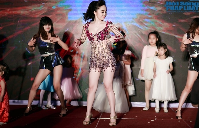 Quỳnh Nga bị ném đá vì diện váy hở bạo trong đám cưới