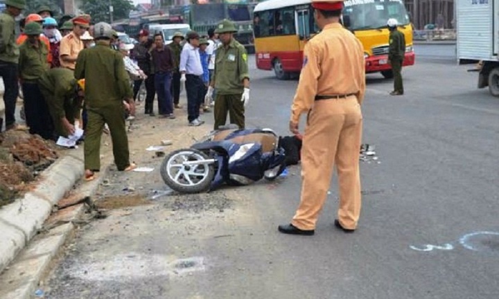 Va chạm với ô tô, một thiếu nữ thiệt mạng