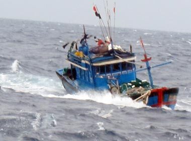 Tàu cá chìm trong đêm, 13 ngư dân thoát nạn