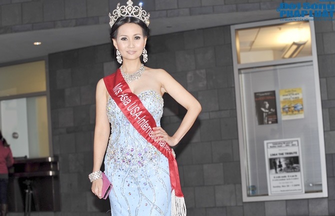 Hoa hậu quý bà Sương Đặng hở bạo vòng 1 trong sự kiện tại Mỹ