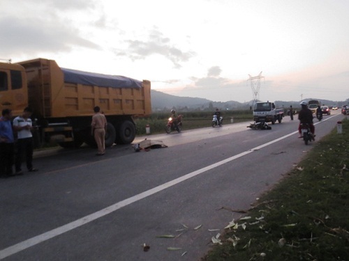 Truy tìm tài xế xe tải gây tai nạn chết người rồi bỏ trốn