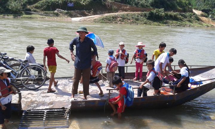 Người dân làng Mạ ước mơ có một cây cầu