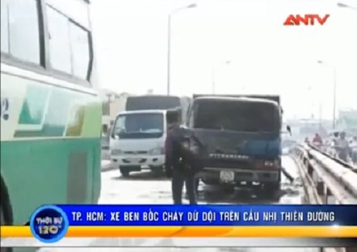 Video: Xe ben  "tự " bốc cháy trên cầu Nhị Thiên Đường, TP HCM