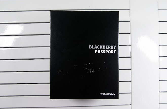 Mở hộp BlackBerry Passport màu trắng tại Việt Nam