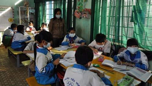 Bi kịch, cả trường đeo khẩu trang trong giờ học