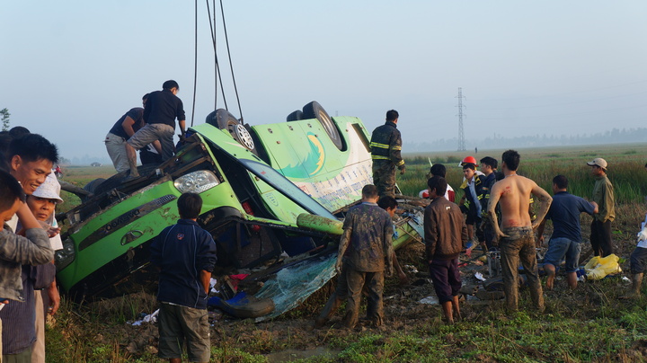 Xe khách mất lái lao xuống ruộng, 20 người bị thương