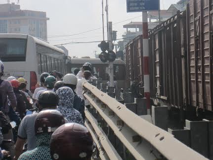 Chùm ảnh người dân “hú vía” khi xe khách va chạm tàu hỏa