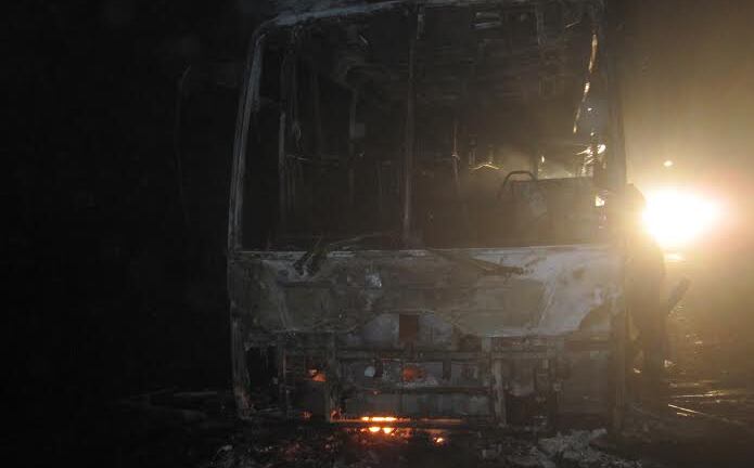 Xe giường nằm bốc cháy, 28 hành khách thoát nạn