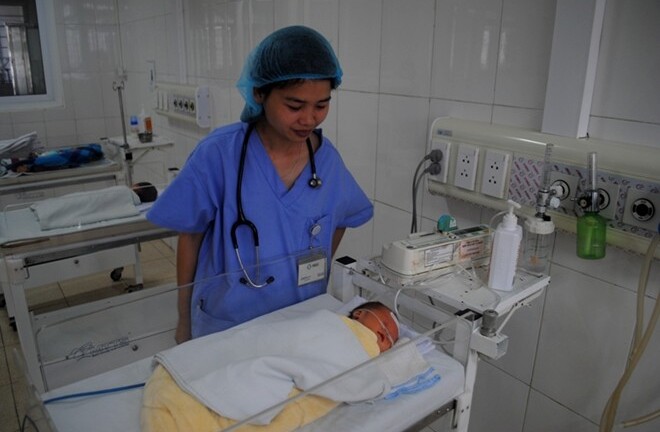 Sản phụ 9X đẻ rơi thai nhi xuống bồn cầu