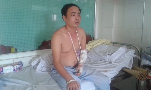Va quẹt xe, 2 tài xế chém nhau, 1 người bị thương nặng