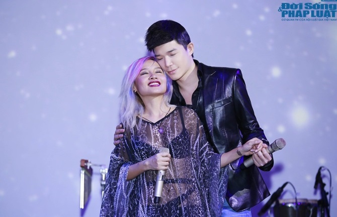 Mai Khôi diện đồ gợi cảm 