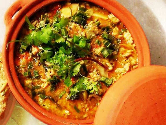 Rươi kho nồi đất gần triệu đồng/kg hút khách Hà Nội