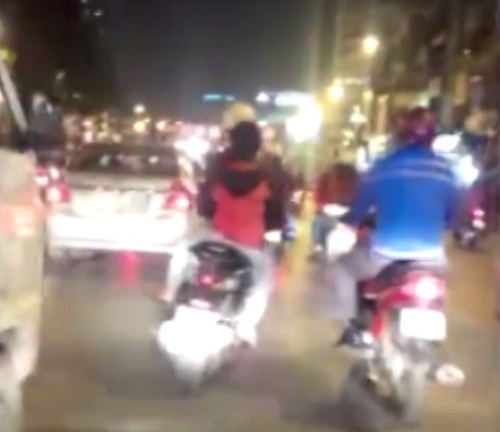 Video: Phản cảm cảnh quái xế đèo trẻ em, vẫn đánh võng trên đường