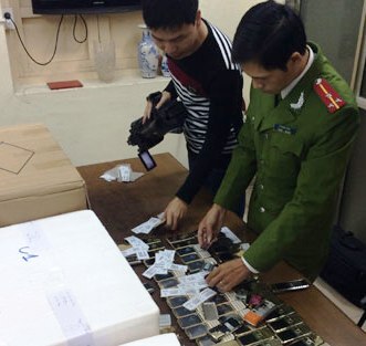 Bắt khẩn cấp đối tượng nhập lậu điện thoại từ Trung Quốc