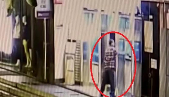 Video: Kỳ lạ người đàn ông vác búa đập 9 cây ATM để