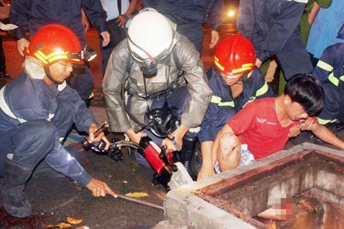 Video: Chân bị kẹt dưới miệng cống sau va chạm giao thông