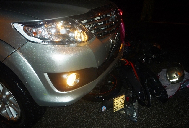 Xế hộp “ngoạm” xe máy trong đêm tối