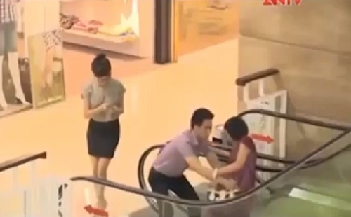 Video: Camera giấu kín - Bà bầu trong siêu thị P2/2
