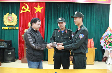 Hai chiến sĩ công an trả lại 38 triệu đồng cho người mất