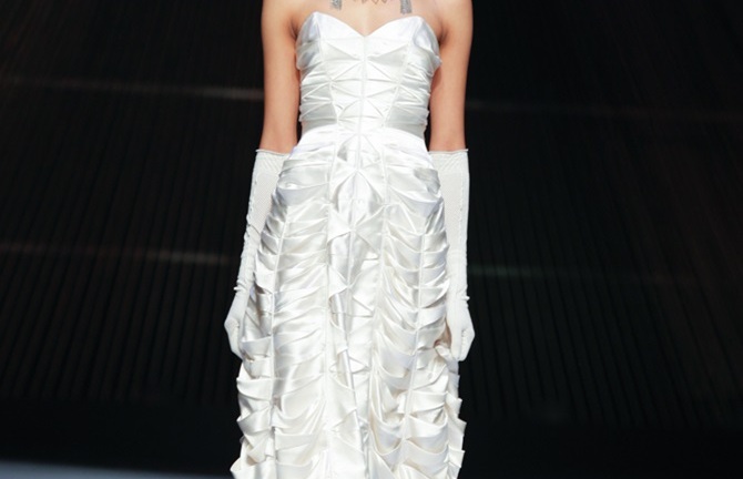 Cô gái bị chê vô lễ của Next Top Model làm vedette show NTK Nhật