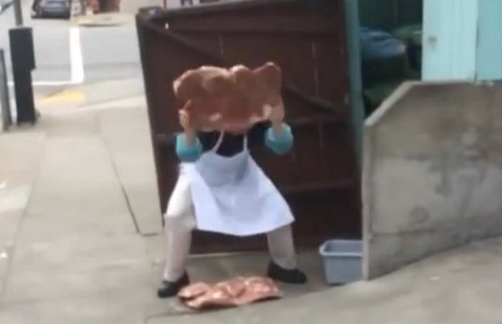 Video: Kinh hãi với cách rã đông thịt của một nhà hàng