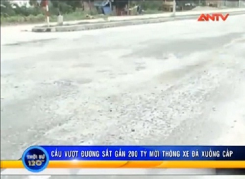 Video: Cầu vượt đường sắt gần 200 tỉ đồng mới thông xe đã hỏng