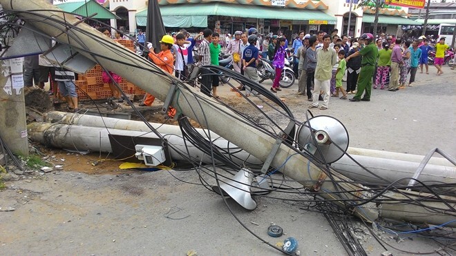 Ba trụ điện cao thế đổ sập, hàng chục tiểu thương tháo chạy
