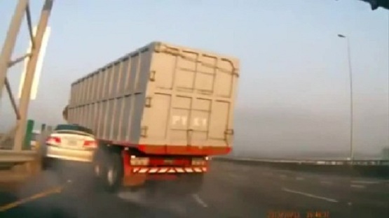 Video: Xe tải nổ lốp, nghiền nát xe con trên cao tốc