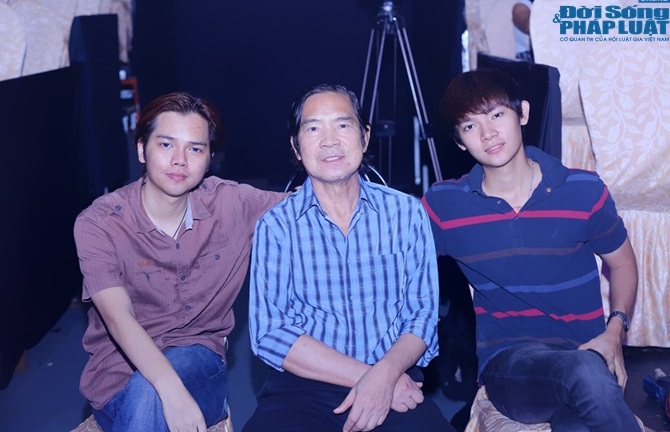 Ông xã Bảo Yến chăm chú theo dõi buổi tập của vợ