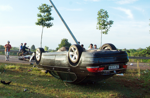 Bị ô tô BMW tông trực diện, 2 dân quân xã tử vong