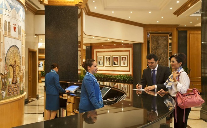 Những điều ít biết về nghề lễ tân khách sạn 5 sao