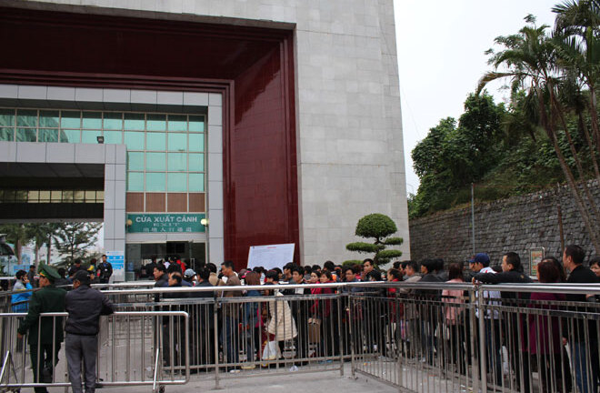 Cửa khẩu Móng Cái kẹt cứng vì cả vạn người qua TQ xách hàng