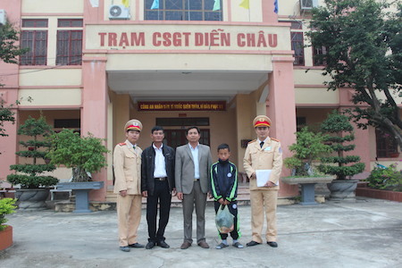CSGT phát hiện bé trai đói lả nằm trong bao tải bên đường