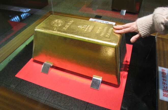 Cận cảnh thỏi vàng lớn nhất thế giới ở Nhật Bản