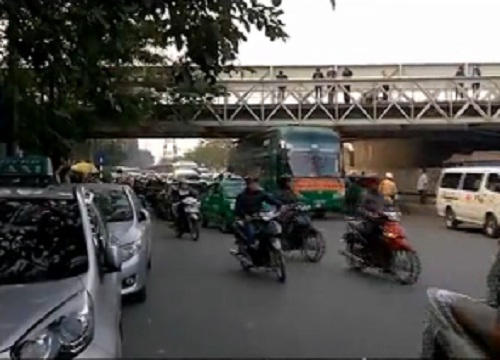 Video: Xe khách mắc kẹt dưới gầm cầu Long Biên