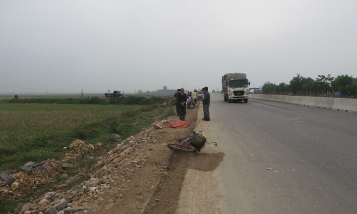 Xe khách tông xe đạp, một người tử vong