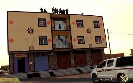 Phiến quân IS ném người đồng tính từ nóc nhà xuống đất