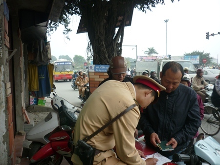 Hà Nội nghiêm cấm CSGT đứng núp, rút khóa xe vi phạm