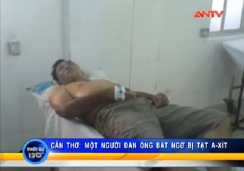 Video: Đang ăn sáng, người đàn ông bất ngờ bị tạt axit