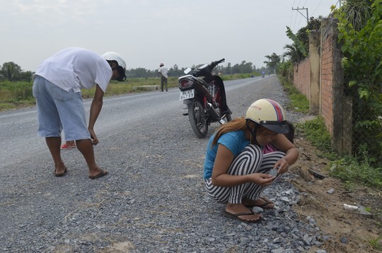 Hàng trăm người dân đổ ra đường bới đá nhặt... “vàng”