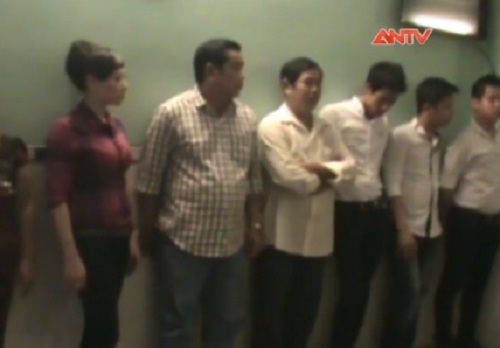 Video: Tiếp viên “chiều” khách “tới bến” tại nhà hàng karaoke