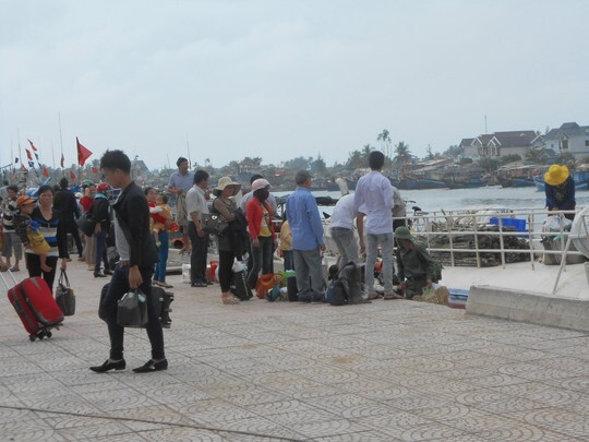 Gió cấp 7 - 8, hàng trăm khách kẹt trên đảo Lý Sơn