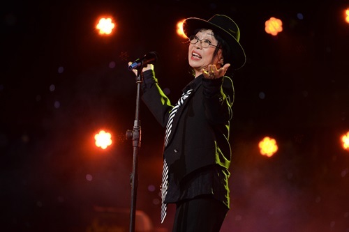 Ngoài 70 tuổi, danh ca Bạch Yến vẫn nhảy cực sung