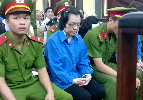 Huyền Như mặc áo rộng thùng thình, mệt mỏi tới tòa phúc thẩm