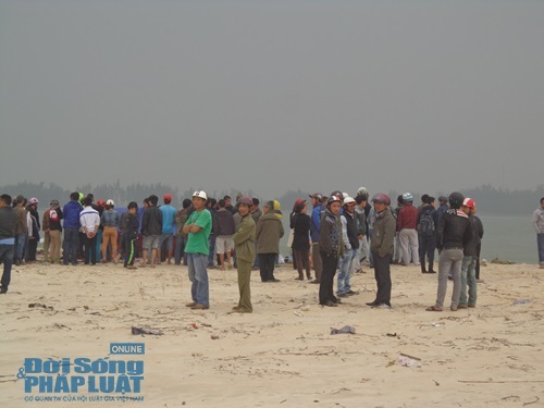 Hai ngư dân đi đánh cá gặp nạn, một người mất tích trên biển