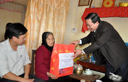 Hơn 423 tỷ đồng tặng quà Tết 2015 cho người có công