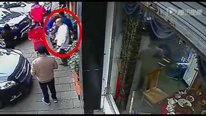 Video: Cảm động mẹ lấy thân mình che cho con khỏi ô tô điên